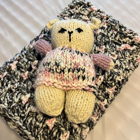 #2943‼️THERES NO OTHER‼️NEW‼️ HANDMADE Chunky Lapghan or Baby Mat/Blanket